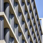 Façade géométrique moderne en béton et verre