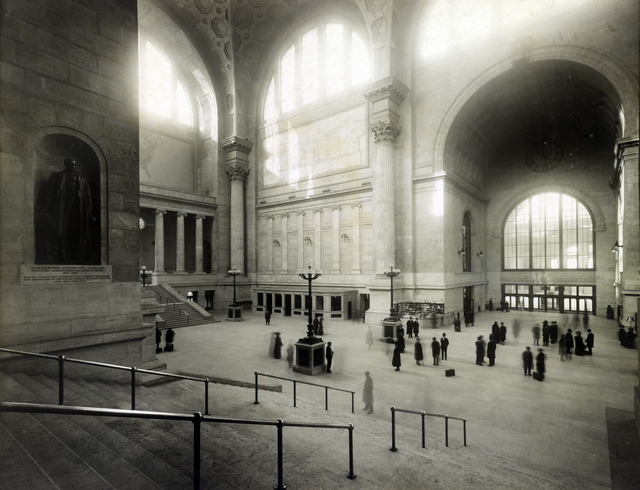 AKG5461965.webp Hall monumental de gare avec voyageurs – Image 1
