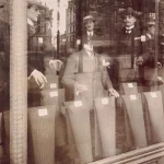Vitrine de magasin de vêtements pour hommes à l'ancienne