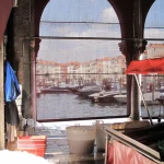 Vue sur le Canal de Venise depuis le marché couvert