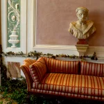 Canapé rayé avec buste en plâtre dans un intérieur élégant