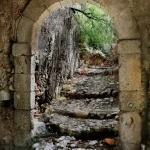 Vieille Arche en Pierre Mène à un Sentier de Montagne