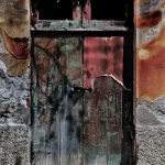 Vieille porte en bois délabrée avec mur en stuc abîmé