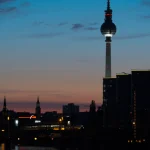 Tour de télévision de Berlin au crépuscule