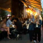 Scène de café animé en soirée