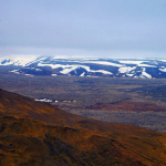 Paysage deserte de montagnes volcaniques et glaciers.