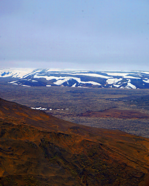 AKG5527681.webp Paysage deserte de montagnes volcaniques et glaciers. – Image 1