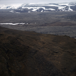Landschaft de montagnes enneigées avec un plateau rocheux