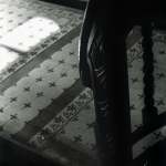 Escalier en bois avec carrelage en noir et blanc