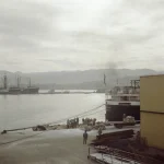 Quai d'un port avec des bateaux et des ouvriers