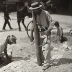 Ouvriers posant des pavés en pierre