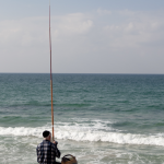 Pêcheur solitaire au bord de la mer