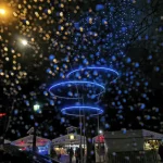 Marché de Noël sous la pluie la nuit