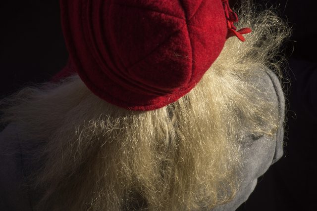AKG5547353.webp Personne avec un chapeau rouge vu de dos – Image 1