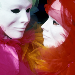 Masques et tulle colorés en face à face