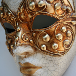 Masque vénitien doré orné de motifs