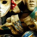 Masques Vénitiens colorés en gros plan