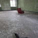 Fauteuil rouge dans une pièce abandonnée