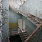 EscalierAbandonnéDansUnBâtimentDélabré