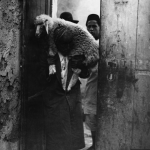 Homme portant un mouton sur ses épaules