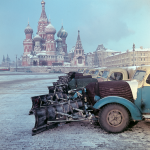 Chasse-neige en face de la cathédrale Saint-Basile sous la neige