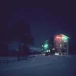 Hôtel éclairé la nuit en hiver