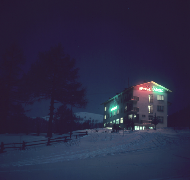 AKG5586671.webp Hôtel éclairé la nuit en hiver – Image 1