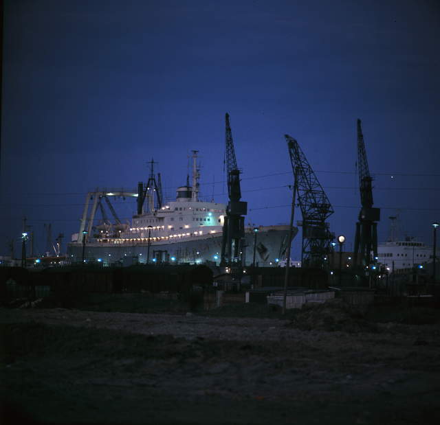 AKG5587339.webp Bateau de croisière accosté dans un port industriel de nuit – Image 1