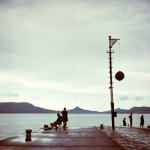 Gens Pêchant au Bord d'un Lac avec une Bouée
