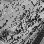 Vue aérienne de la place animée avec des piétons et des pigeons
