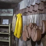 Équipement de mineur dans un vestiaire historique