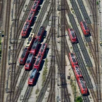 Vue aérienne d'un dépôt de trains rouges sur des rails multiples