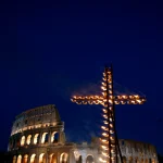 Colisée de Rome et croix éclairée la nuit