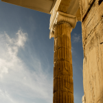 Colonne d'architecture ancienne sous le ciel bleu
