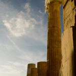 Colonnes du Parthénon sous un ciel bleu