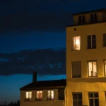 Éclairage nocturne sur un immeuble résidentiel