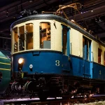 Ancienne locomotive à cabine bleue et crème en exposition