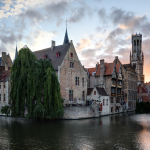 Canaux et architecture historique de Bruges au coucher du soleil
