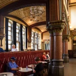 Café historique avec architecture en voûte