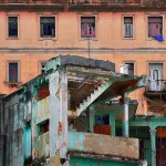 Bâtiment Ancien en Décrépitude avec Fenêtres Colorées