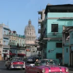 Vieux taxis américains à La Havane devant le Capitole en rénovation