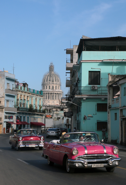 AKG5608046.webp Vieux taxis américains à La Havane devant le Capitole en rénovation – Image 1