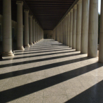 Colonnade avec Ombres Longues