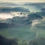 Route sinueuse à travers des collines embrumées