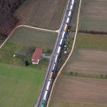 Vue aérienne d'un train traversant une campagne verdoyante
