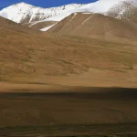Campements dans les montagnes enneigées