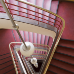 Escalier en colimaçon moderne avec rampe rouge