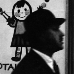 Silhouette d'un homme devant une affiche enfantine
