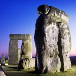 Mégalithes du Stonehenge au crépuscule.