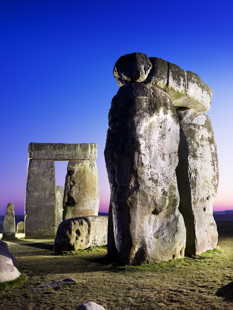 AKG5735927.webp Mégalithes du Stonehenge au crépuscule. – Image 1